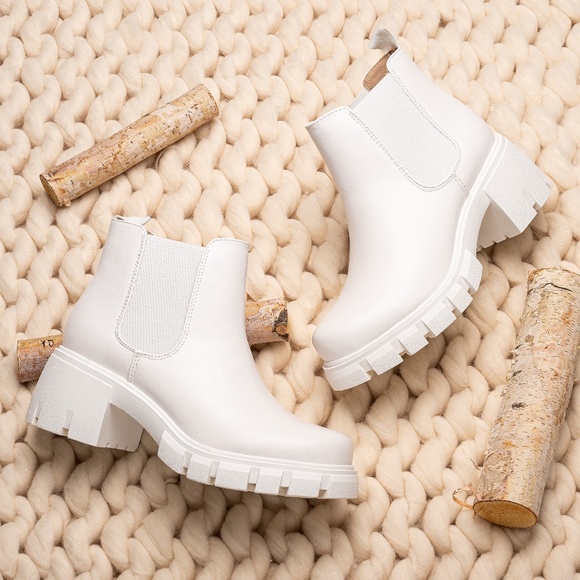 Soda Shoes - White Faux Leather Chelsea Lug Sole Boots size 10